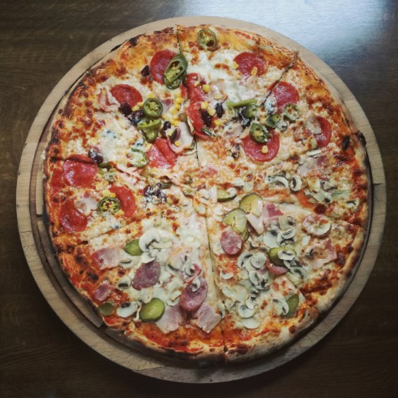 Pizza på tallrik