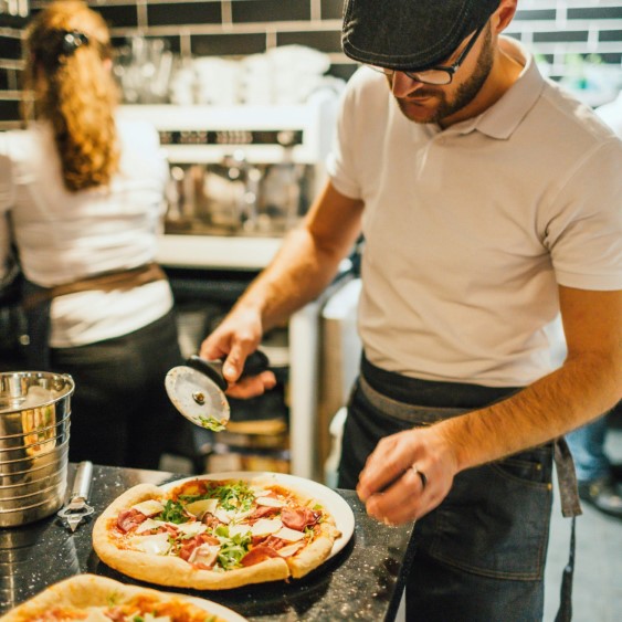 Tillagar pizza